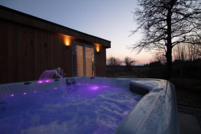 Allt Mor Rentals - Chalet with hot tub, And Studio Apartment no hot tub